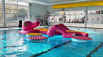 Eine große pinke aufblasbare Krake schwimmt auf dem Wasser im Stadtbad Schwerte. Symbolbild für die Poolparty am 8. Februar 2026.
