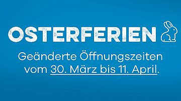 Blauer Hintergrund mit weißer Schrift und einem Hasen-Icon. Zu lesen ist: Osterferien. Geänderte Öffnungszeiten vom 30. März bis 11. April. 