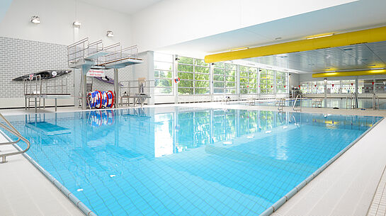 Es ist das Sprungbecken im Stadtbad Schwerte zu sehen- 