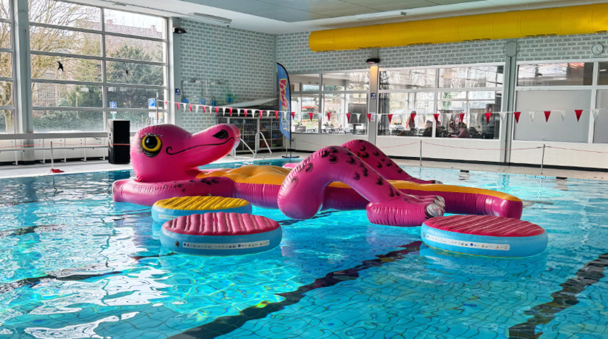 Eine große pinke aufblasbare Krake schwimmt auf dem Wasser im Stadtbad Schwerte. Symbolbild für die Poolparty am 8. Februar 2026.